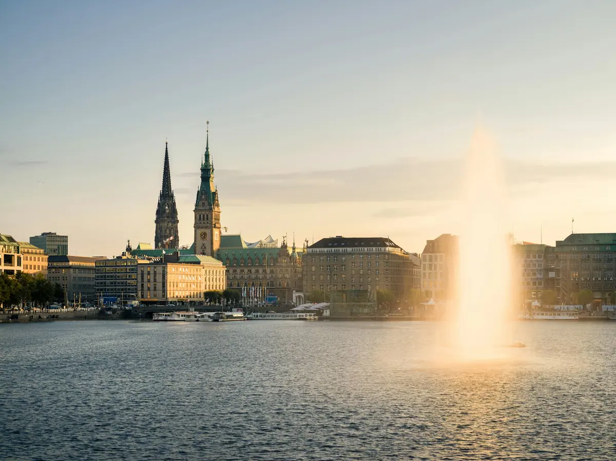 Blick über die Binnenalster auf die Skyline von Hamburg