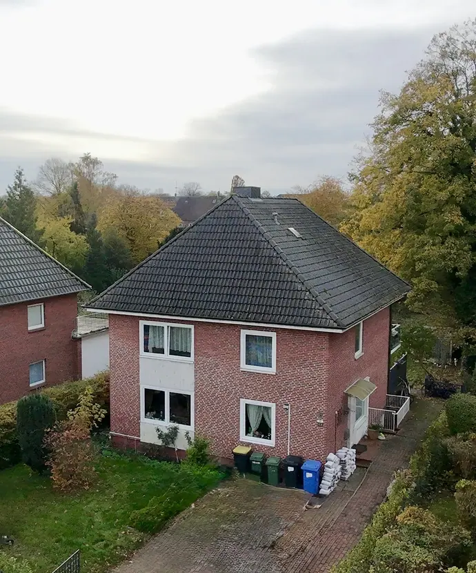 Großzügiges Einfamilienhaus im klassischen Stil — Straßenansicht