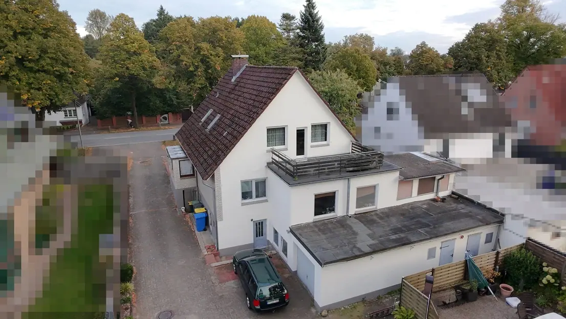 Einfamilienhaus mit zwei Wohneinheiten und großem Grundstück — Rückseite des Hauses